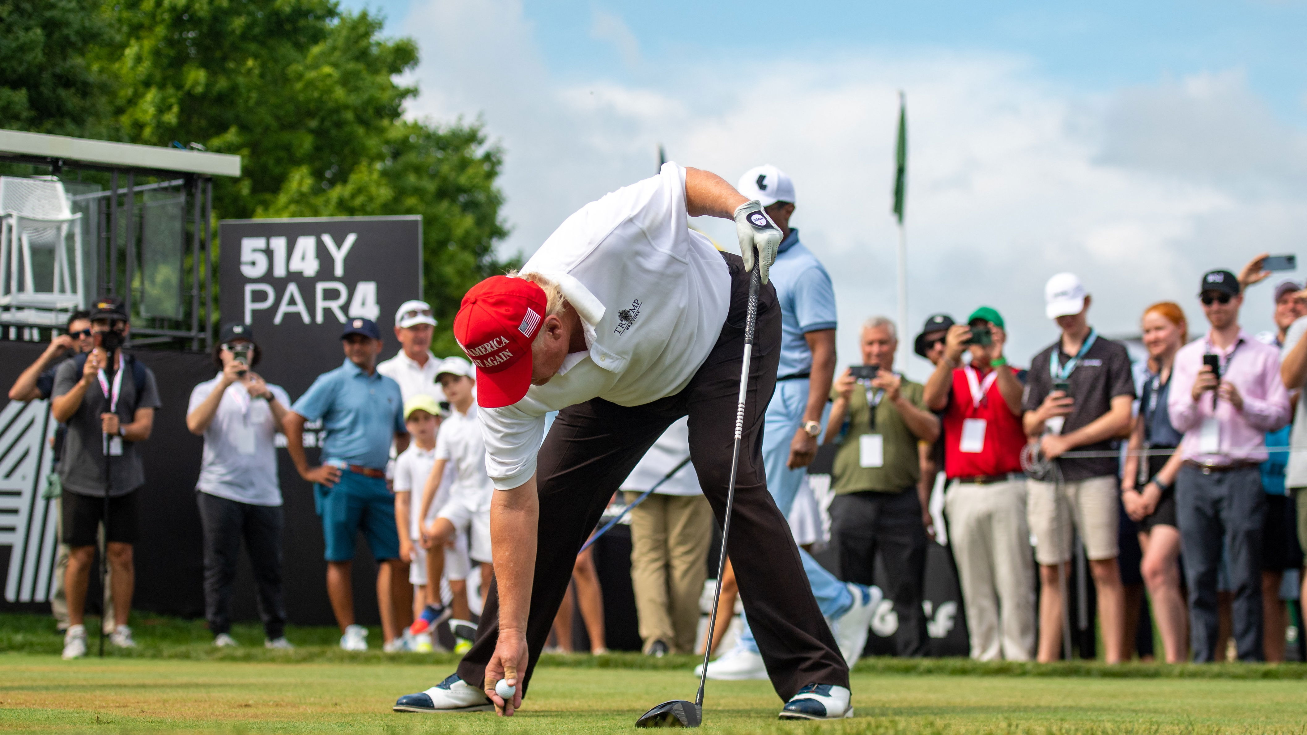 Donald Trump talks about throwing dirt in the faces of journalists on golf trip